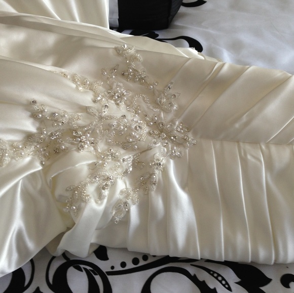 Wedding gown - Picture 1 of 4